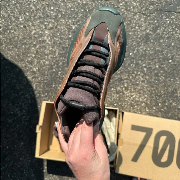 Yeezy 700 - Picture 2 of 5